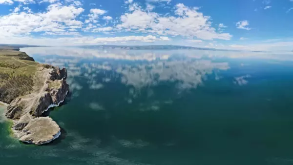 Скалы и чистая вода Байкала